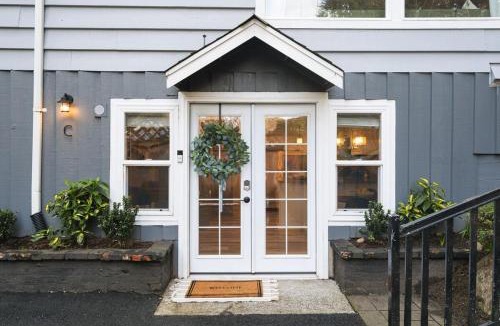 Hillwood House | Sleeps 18 Triplex 9BR 3 Kitchens 1 Yard