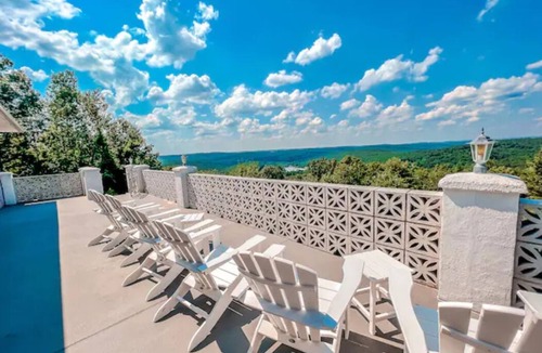 Narrowsburg House | Sleeps 19! Dine Together w/View + Pool & Sauna