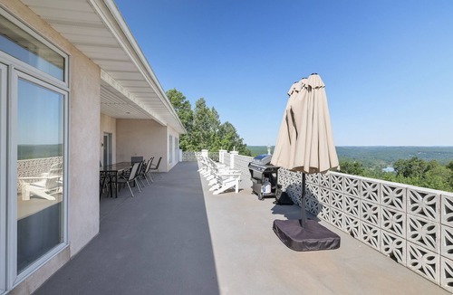 Narrowsburg House | Sleeps 19! Dine Together w/View + Pool & Sauna
