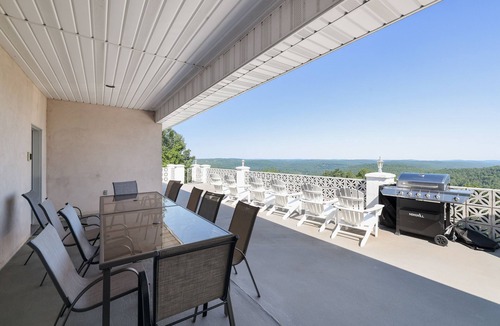 Narrowsburg House | Sleeps 19! Dine Together w/View + Pool & Sauna