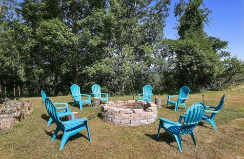 Narrowsburg House | Sleeps 19! Dine Together w/View + Pool & Sauna