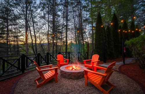 Fletcher Cabin | Sleeps 20 15 Mins to DT AVL Sauna Hot Tub!