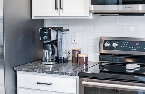 Madison Heights House | Sleeps 20 | Family-friendly | Near DT LYH & LU