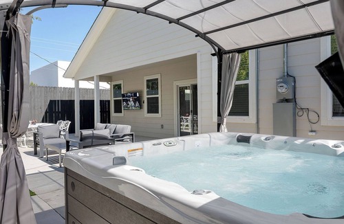 Fort Worth House | Sleeps 20 in FW Stockyards w HotTub & MiniGolf