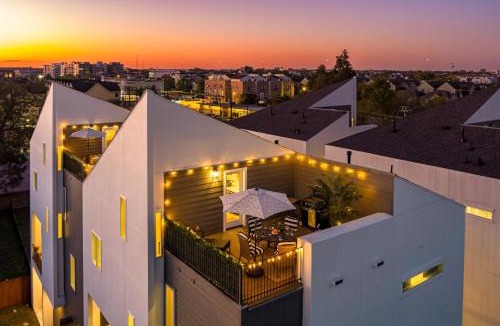 Washington Ave./ Memorial Park House | Sleeps 20! Luxury Twin Homes Near Dtown & NRG HTX