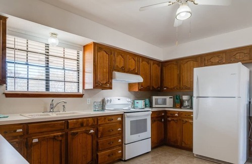 Round Rock House | Sleeps 20 - Peaceful Retreat: 3 Acres Next to Park