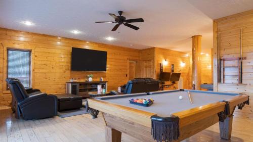 Pittman Center House | Sleeps 21 Luxury Cabin w Panoramic View Hot Tub Game Room Pinnacle Chalet