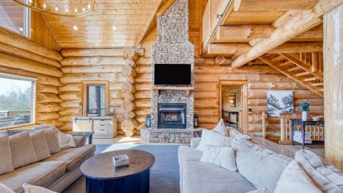 Pittman Center House | Sleeps 21 Luxury Cabin w Panoramic View Hot Tub Game Room Pinnacle Chalet