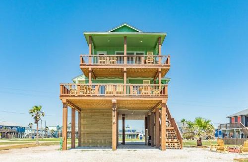 Surfside Beach House | Sleeps 21 Minutes to the Beach