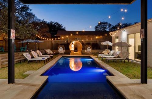 Highland Park West House | Sleeps 22 15min ATX & Lake Theater Arcade Sauna