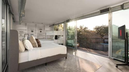 Highland Park West House | Sleeps 22 15min ATX & Lake Theater Arcade Sauna