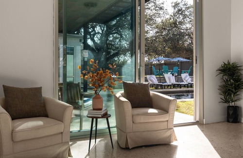 Highland Park West House | Sleeps 22+ - 15min ATX & Lake - Theater, Arcade, Sauna, Pool