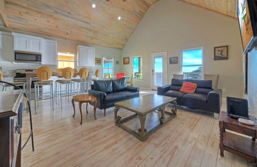 Flour Bluff House | Sleeps 22 | 3 Homes w/Boat Dock + Waterfront Pool | Laguna Village Sanctuary