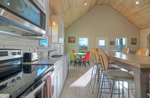 Flour Bluff House | Sleeps 22 | 3 Homes w/Boat Dock + Waterfront Pool | Laguna Village Sanctuary