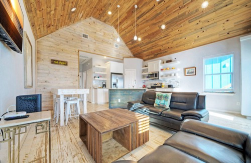 Flour Bluff House | Sleeps 22 | 3 Homes w/Boat Dock + Waterfront Pool | Laguna Village Sanctuary