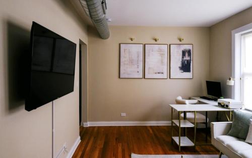 Irving Park East House | Sleeps 22 Modern Multi-Unit Gym Workspaces