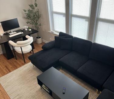 Irving Park East House | Sleeps 22 Modern Multi-Unit Gym Workspaces