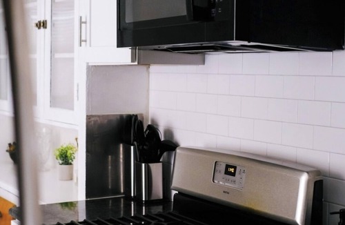 Irving Park East House | Sleeps 22 Modern Multi-Unit Gym Workspaces