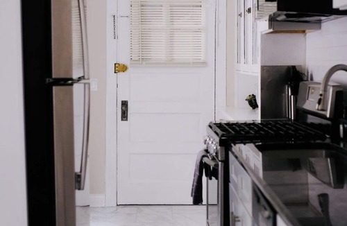 Irving Park East House | Sleeps 22 Modern Multi-Unit Gym Workspaces