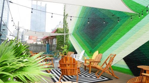 Rutledge Hill House | Sleeps 24 12 Suites in Walkable SoBro Near Downtown – by AvantStay