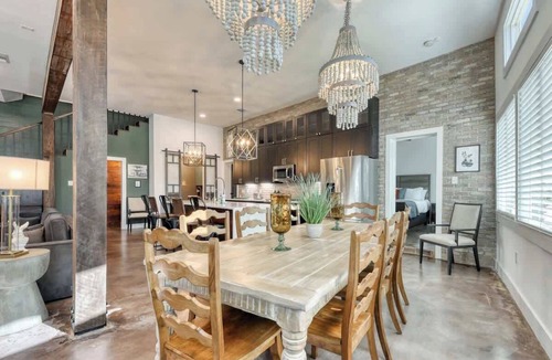 Southtown House | Sleeps 24 - 2 homes - walk to RiverWalk/Alamo