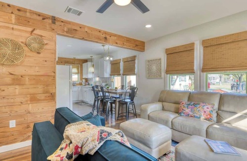 Southtown House | Sleeps 24 - 2 homes - walk to RiverWalk/Alamo