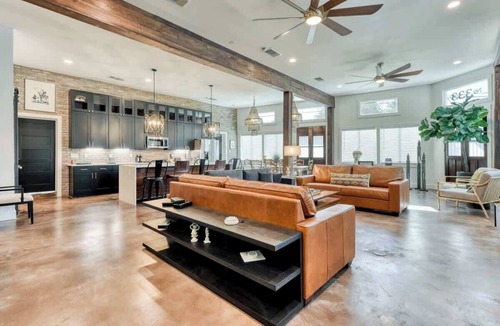 Southtown House | Sleeps 24 - 2 homes - walk to RiverWalk/Alamo