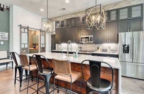 Southtown House | Sleeps 24 - 2 homes - walk to RiverWalk/Alamo
