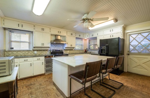 Carter Riverside House | sleeps 24–7 bedroom, 5.5 bath, King beds, central location