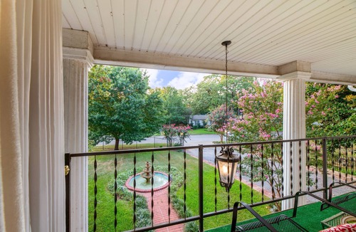 Carter Riverside House | sleeps 24–7 bedroom, 5.5 bath, King beds, central location