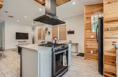 Barton Hills House | Sleeps 25 Pet Friendly W/Exercise Pool Mins to DT!