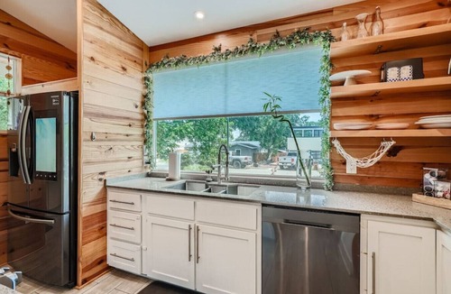 Barton Hills House | Sleeps 25 Pet Friendly W/Exercise Pool Mins to DT!