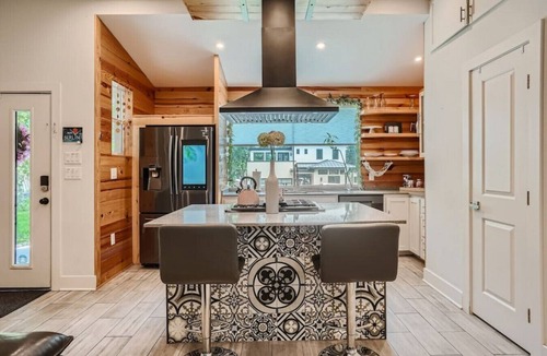Barton Hills House | Sleeps 25 Pet Friendly W/Exercise Pool Mins to DT!