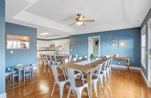 Lakeview House | Sleeps 26 lakefront w/private dock & dance floor!
