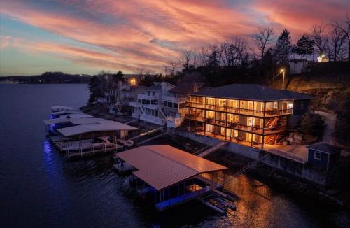 Lakeview House | Sleeps 26 lakefront w/private dock & dance floor!