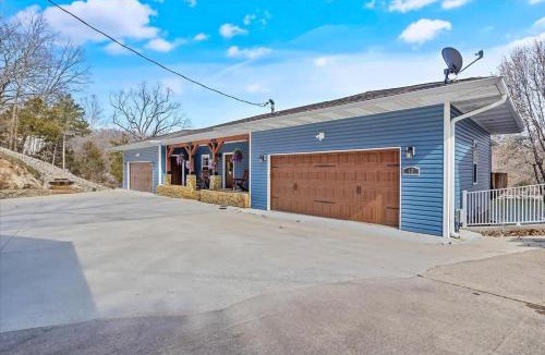 Lakeview House | Sleeps 26 lakefront w/private dock & dance floor!