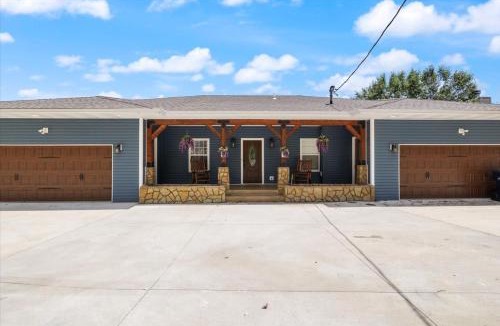 Lakeview House | Sleeps 26 lakefront w/private dock & dance floor!