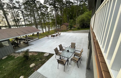 Brookeland House | Sleeps 26.Waterfront Lakehouse on Lake Sam Rayburn. Unbelievable views!