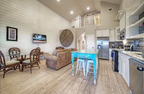 Flour Bluff House | Sleeps 28 | 2 Homes w/Boat Dock & Waterfront Pool | Laguna Village Haven