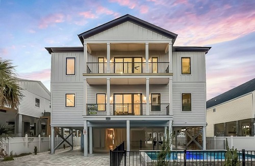 Windy Hill House | Sleeps 28 - Blue Whale: Pool, 12 BR & 4 Kitchens