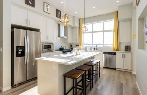 Southeast Calgary House | Sleeps 28~Events~FamilyReunions~4Kitchens~6FamilyRooms~12Bedrooms~9Bathrooms