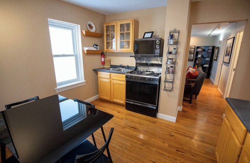 Culver Apartment | Sleeps 3 Downtown