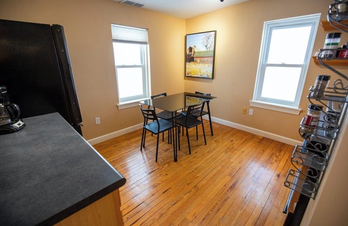 Culver Apartment | Sleeps 3 Downtown