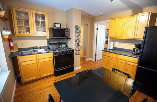 Culver Apartment | Sleeps 3 Downtown