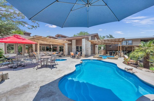 Kingsland House | SLEEPS 30 Chilled and heated pool, private beach with kayaks and paddle boards