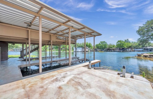 Kingsland House | SLEEPS 30 Chilled and heated pool, private beach with kayaks and paddle boards