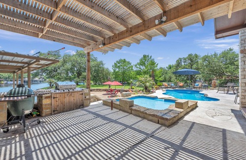 Kingsland House | SLEEPS 30 Chilled and heated pool, private beach with kayaks and paddle boards