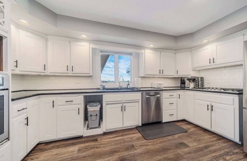 Kaukauna House | Sleeps 30 | Crew-Friendly | Pool & Hot Tub