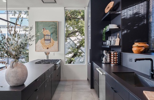 Bouldin House | Sleeps 32, Private Compound w/Putting Green | Bouldin Collective by AvantStay