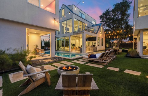 Bouldin House | Sleeps 32, Private Compound w/Putting Green | Bouldin Collective by AvantStay